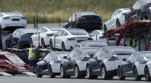 mobil-tesla-dimuat-ke-operator-di-pabrik-mobil-listrik-tesla-di-fremont-california-apben-margot