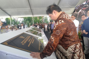 Menko_Perekonomian_Airlangga_Hartarto_saat_meresmikan_6_perusahaan_baru_di_Wiraraja_Batam._Bisnis-Rifki