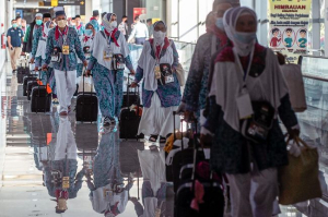 jemaah-haji-indonesia-bersiap-berangkat-dari-bandara-internasional-juanda-surabaya-pada-4-juni-2022-untuk-pertama-kalinya-seja