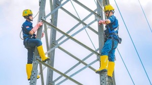 Karyawan beraktivitas di areal kerja PT Hero Global Investment Tbk.