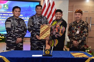Indonesian Navy Chief of Staff Admiral Muhammad Ali personally witnessed the signing of the Regional Grant Agreement (NPHD) and the Minutes of Handover (BAST)