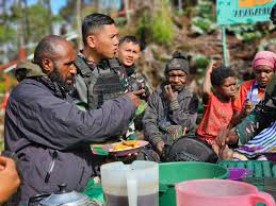 Warga papua bersama TNI 